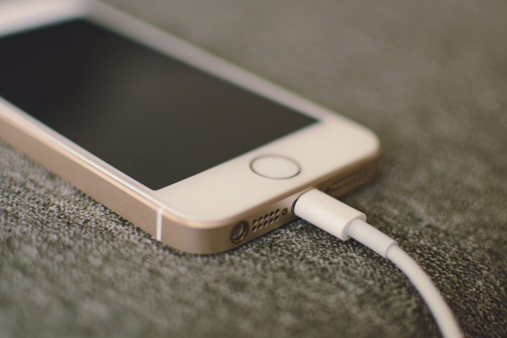 Een iphone aan het stopcontact