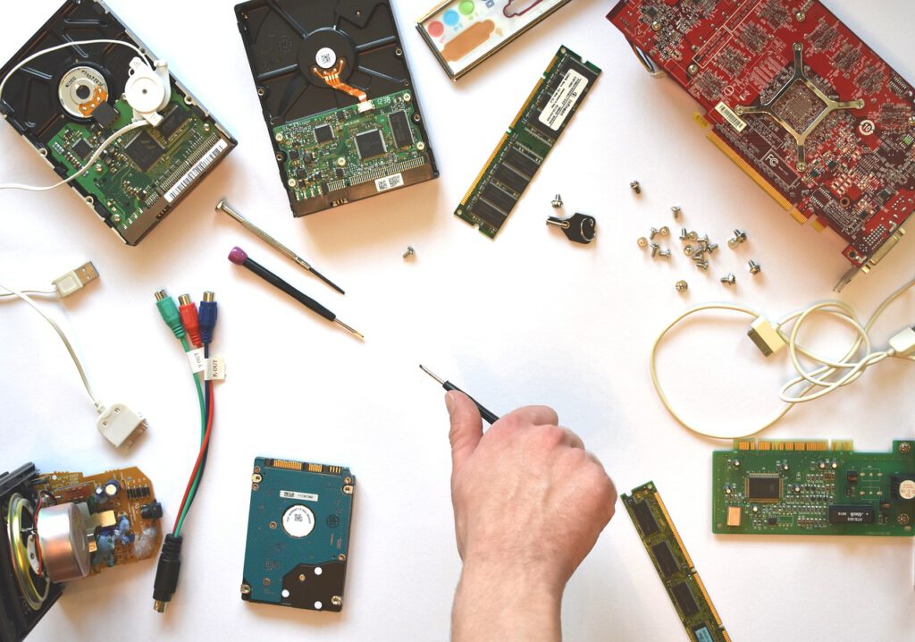 Een specialist bezig met elektronica reparaties