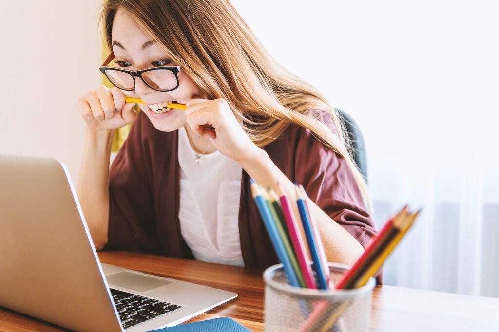 Een vrouw die naar haar computer kijkt die niet aan gaat na een stroomstoring