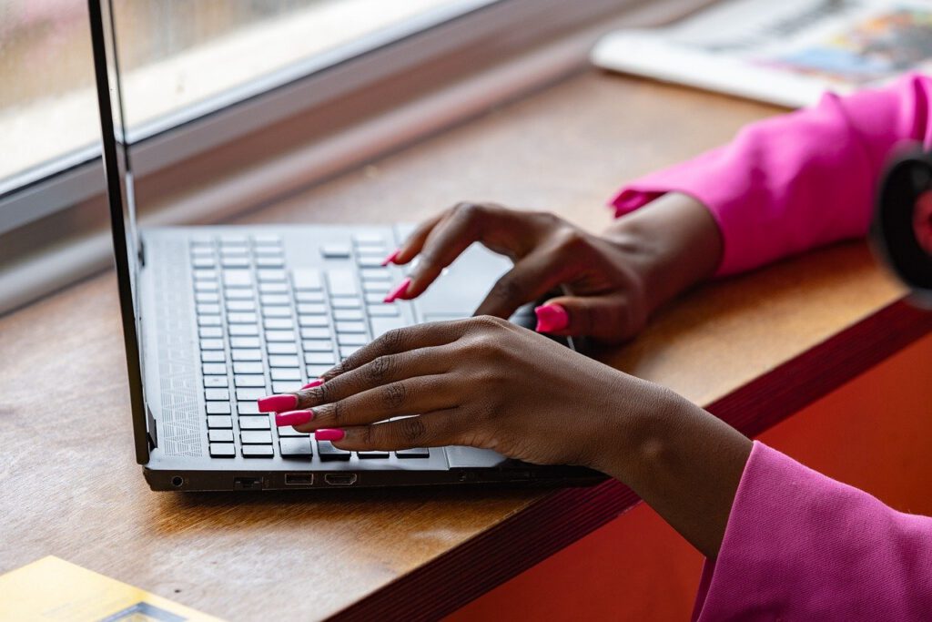 Een vrouw probeert een probleem op te lossen met het installeren van windows 11