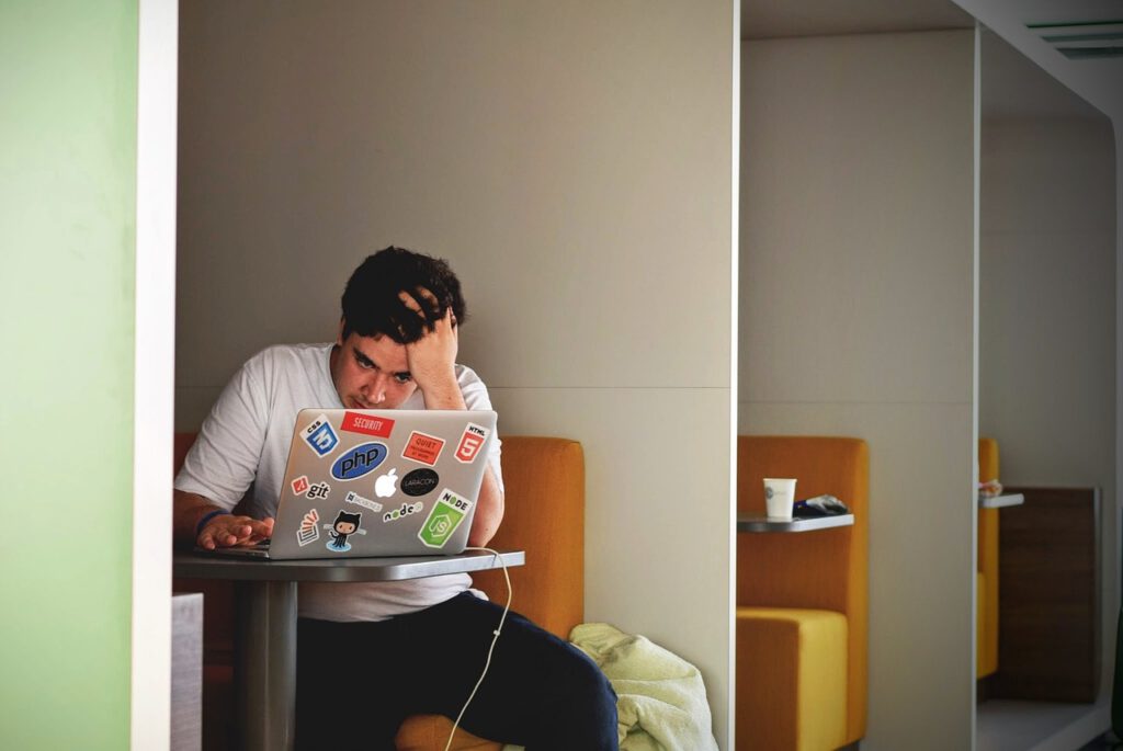 Een gefrustreerde laptopgebruiker: de Laptop batterij laadt niet op
