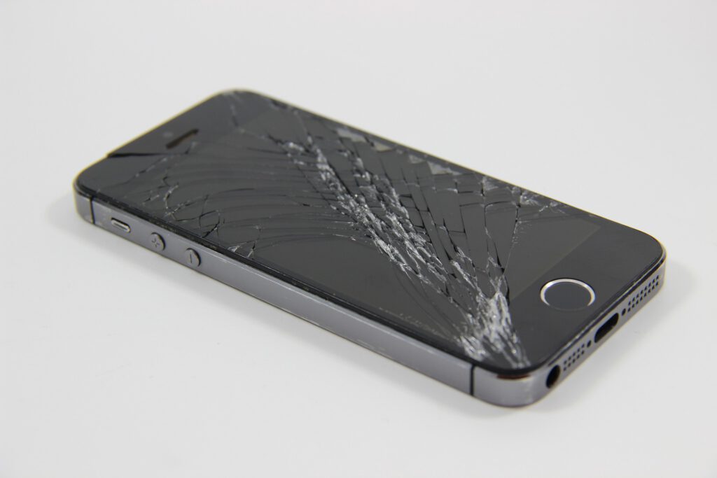Een iphone met kapot scherm.